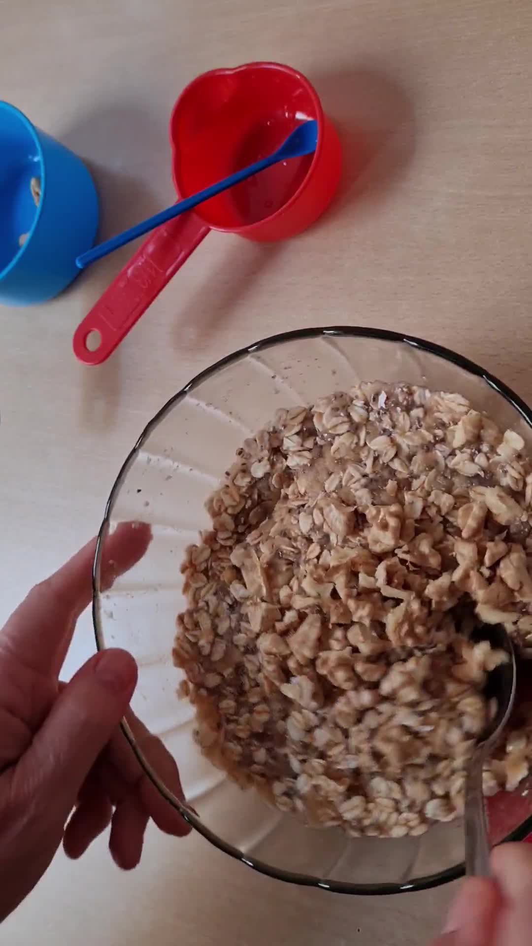 Foto del paso 1 de la receta: Galletas de avena y manzana sin azúcares agregados ni edulcorantes 🍎 veganas