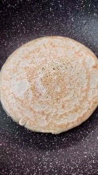 Foto del passaggio 5 della ricetta Pancake salati all’alga spirulina e crema di Taleggio 💚