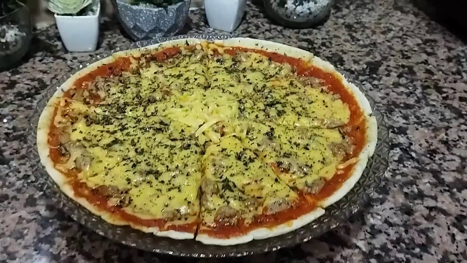 صورة لخطوة 5 من وصفة بيتزا فالمقلاة سهلة وسريعة التحضير رائعة فالمداق متل المطاعم 🍕