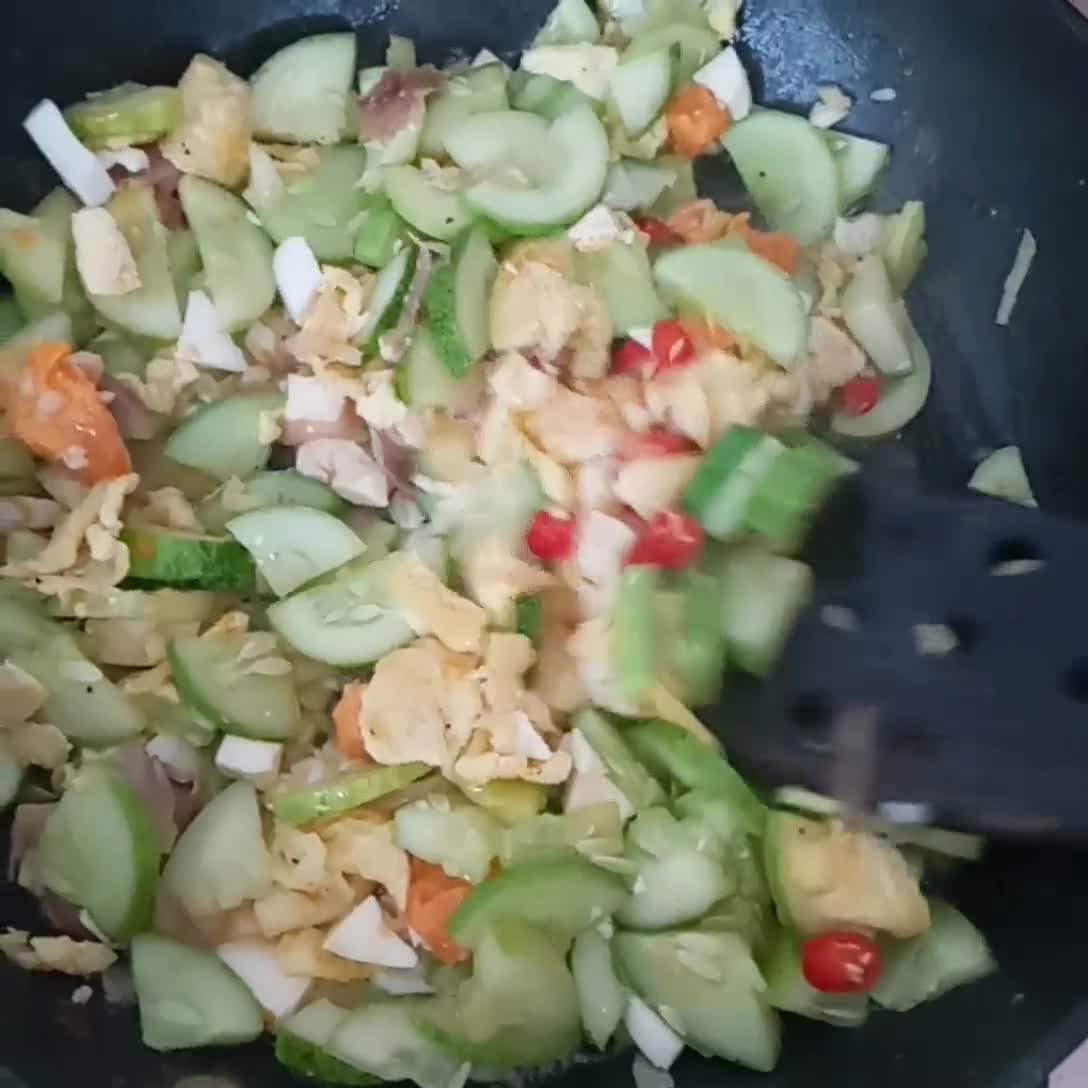 Foto langkah ke 3 dari resep Orak Arik Timun Telur Asin.