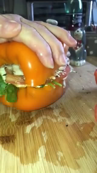 Foto del paso 5 de la receta: Sándwich de bell peppers con huevos estrellados