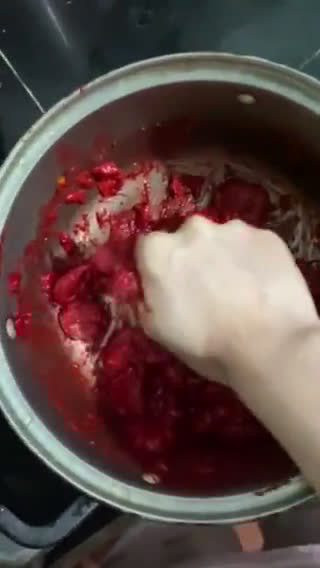 Hình bước làm 3 của món Xôi gấc siêu đỏ