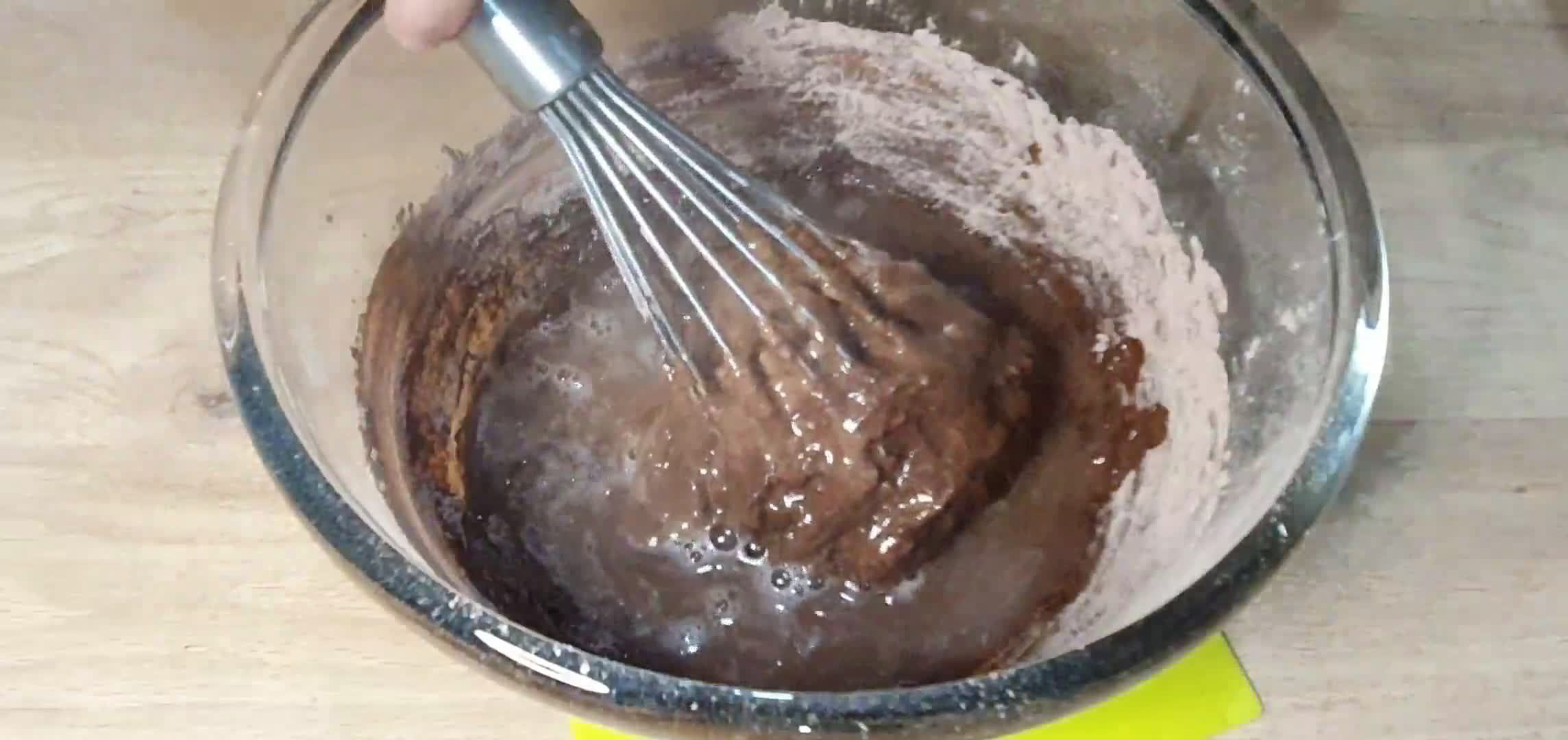 صورة لخطوة 4 من وصفة كيكة الشوكولاتة الناعمة
