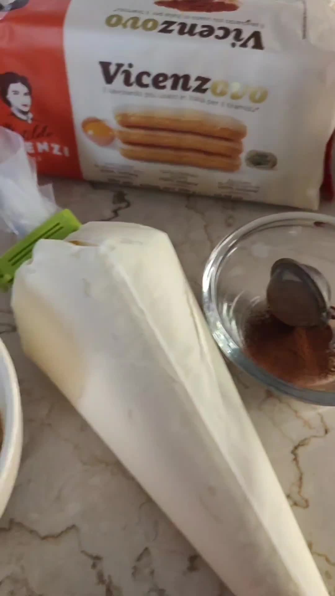 Foto del passaggio 3 della ricetta Dolce di savoiardi, cioccolato bianco e scaglie