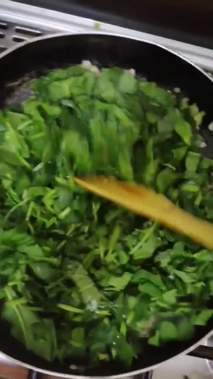 صورة لخطوة 2 من وصفة بيض بالسبانخ وزيت الزيتون🍳🌿