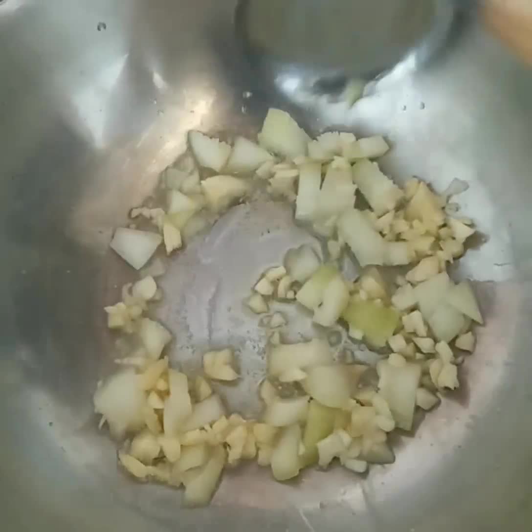 Foto langkah ke 2 dari resep Sup Telur Jagung.