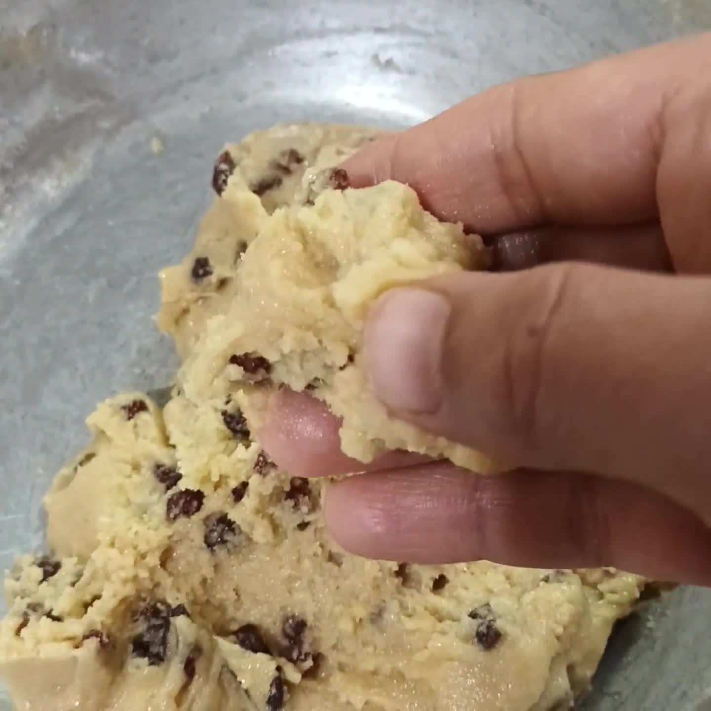 عکس مرحله 4 از دستور شیرینی کشمشی ترکدار (با روغن مایع)