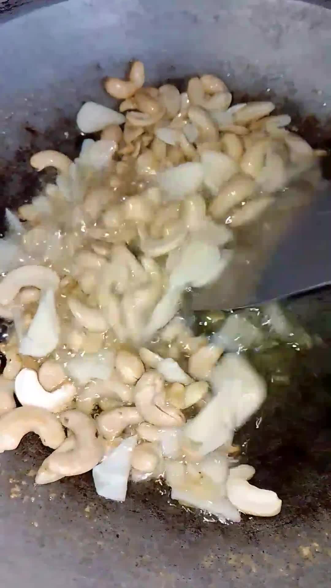 Foto langkah ke 3 dari resep Kacang Mede Goreng.