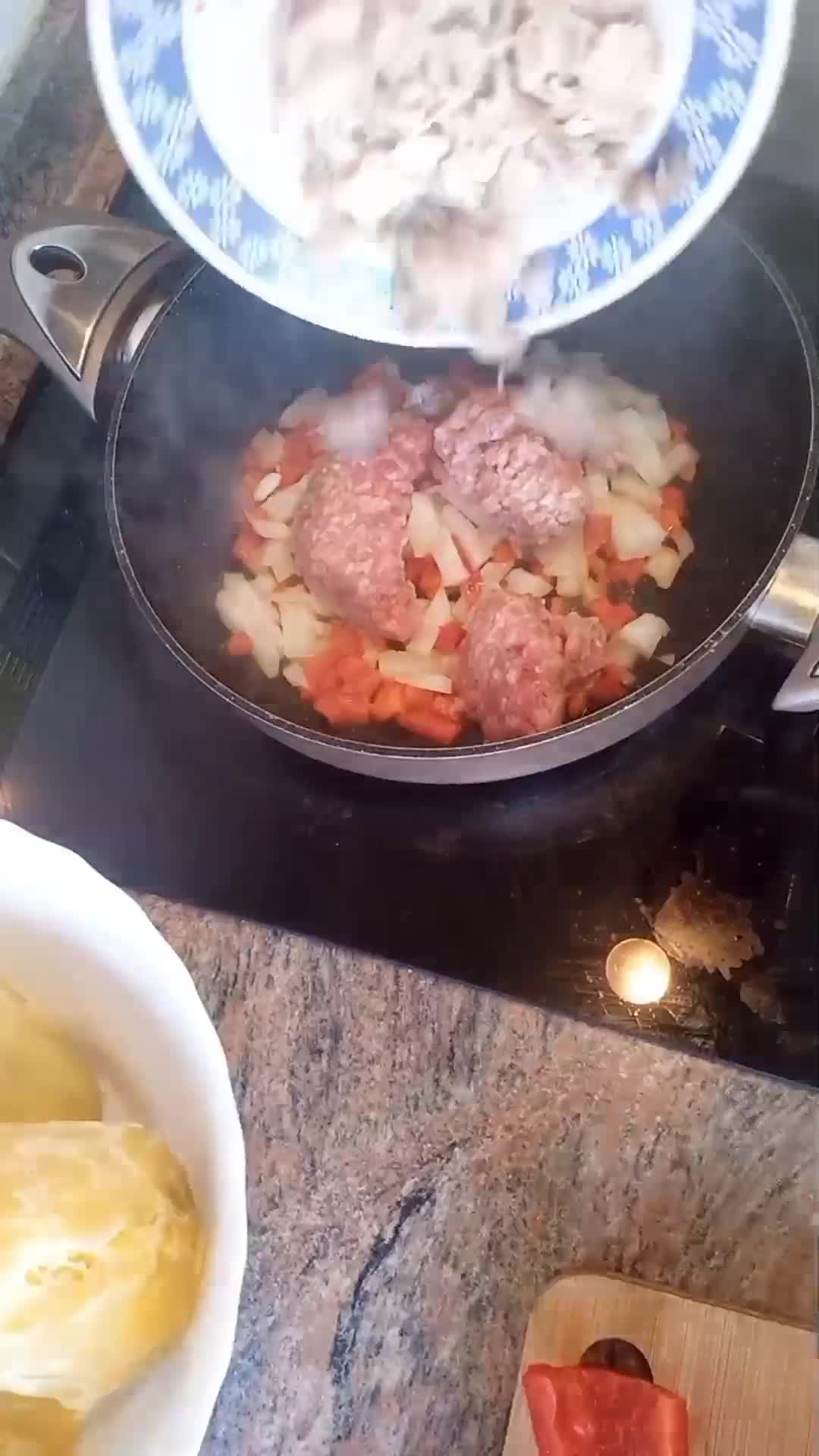 Foto del paso 1 de la receta: Patatas rellenas 🥔💣