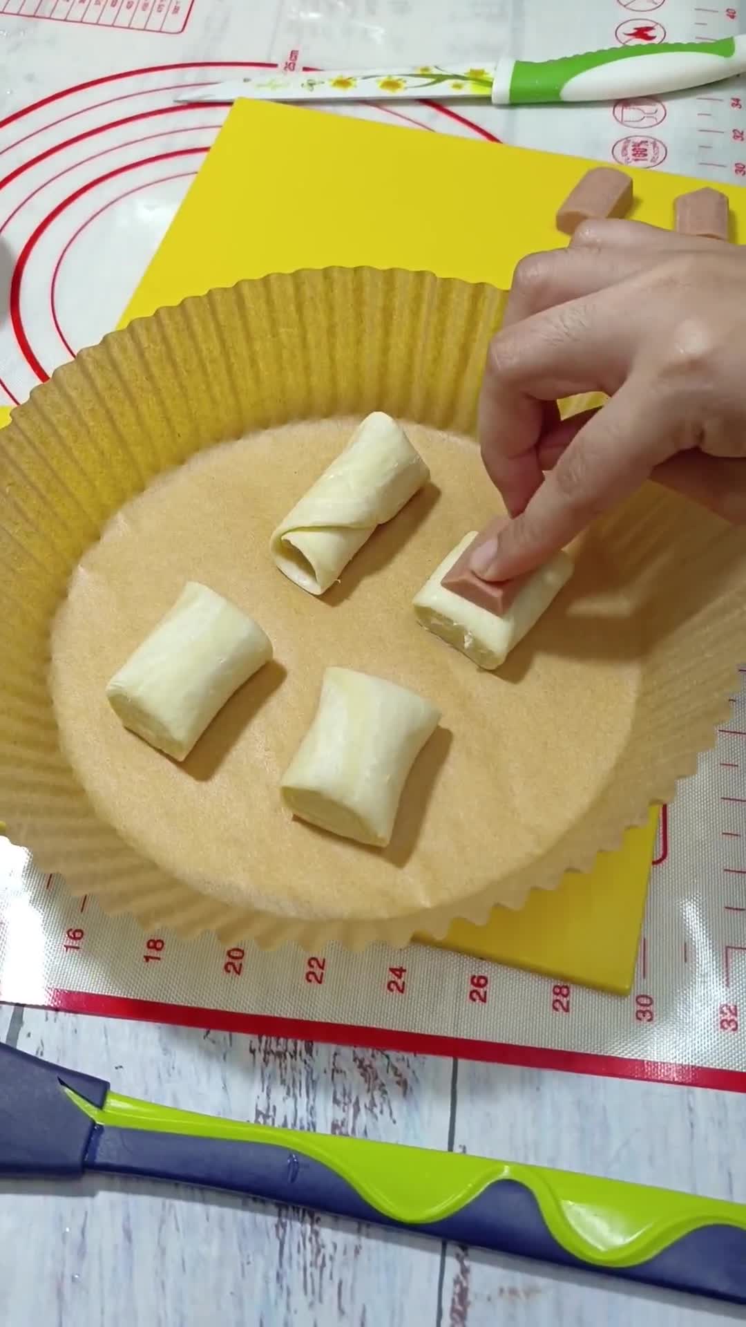 Gambar langkah 2 resipi Paratha Sosej.