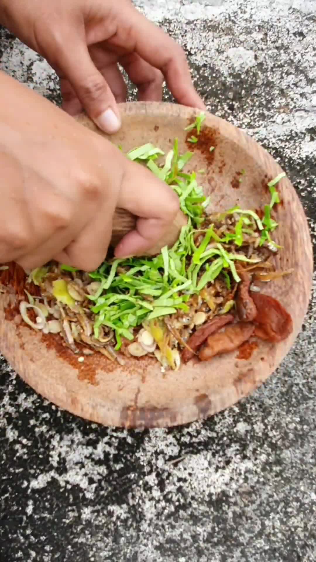 Foto langkah ke 2 dari resep Sambai Kareng Khas Aceh (Sambal Teri).