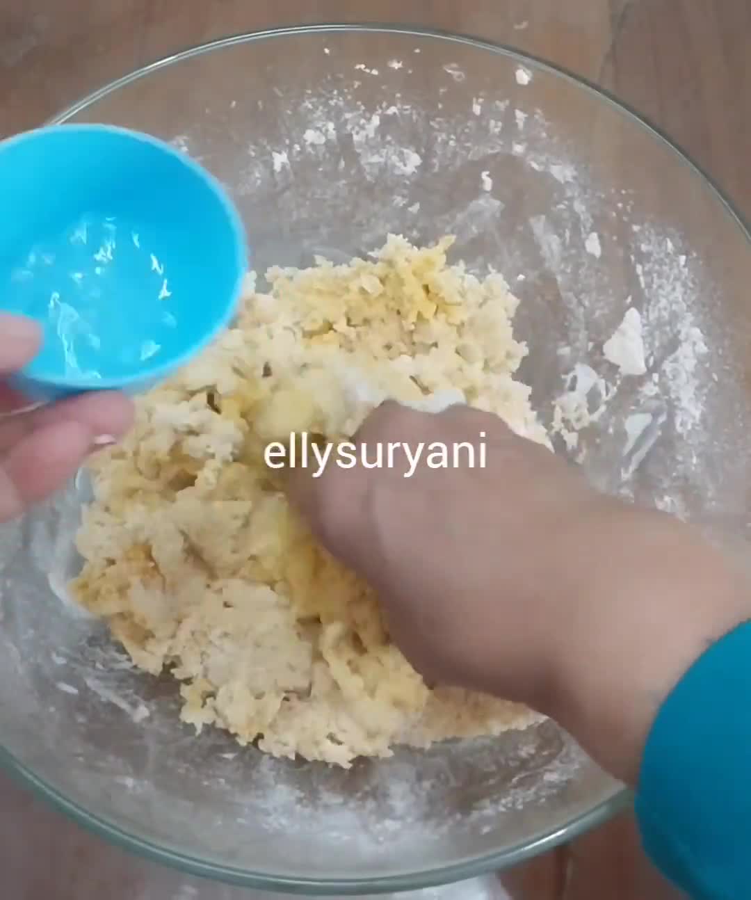 Foto langkah ke 3 dari resep Donat Labu Kuning Tanpa Telur.