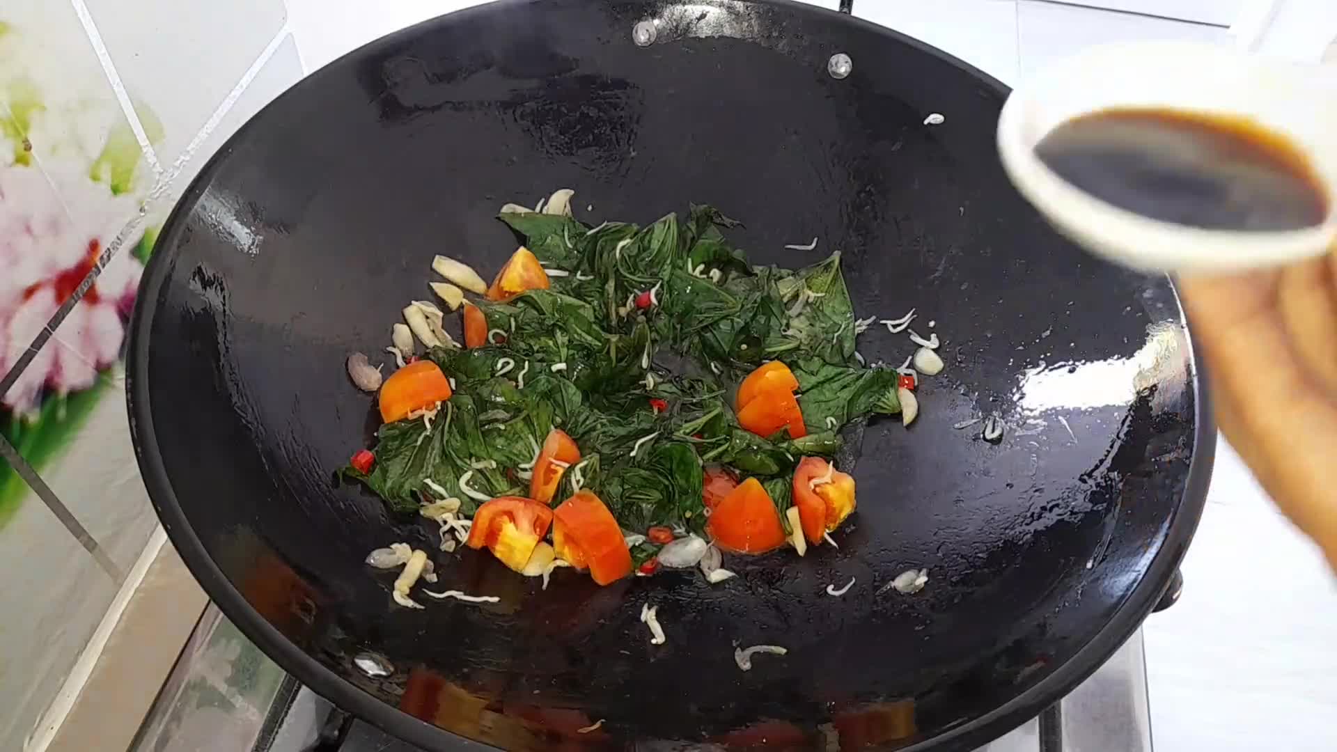 Foto langkah ke 4 dari resep Tumis Daun Ubi Rambat.