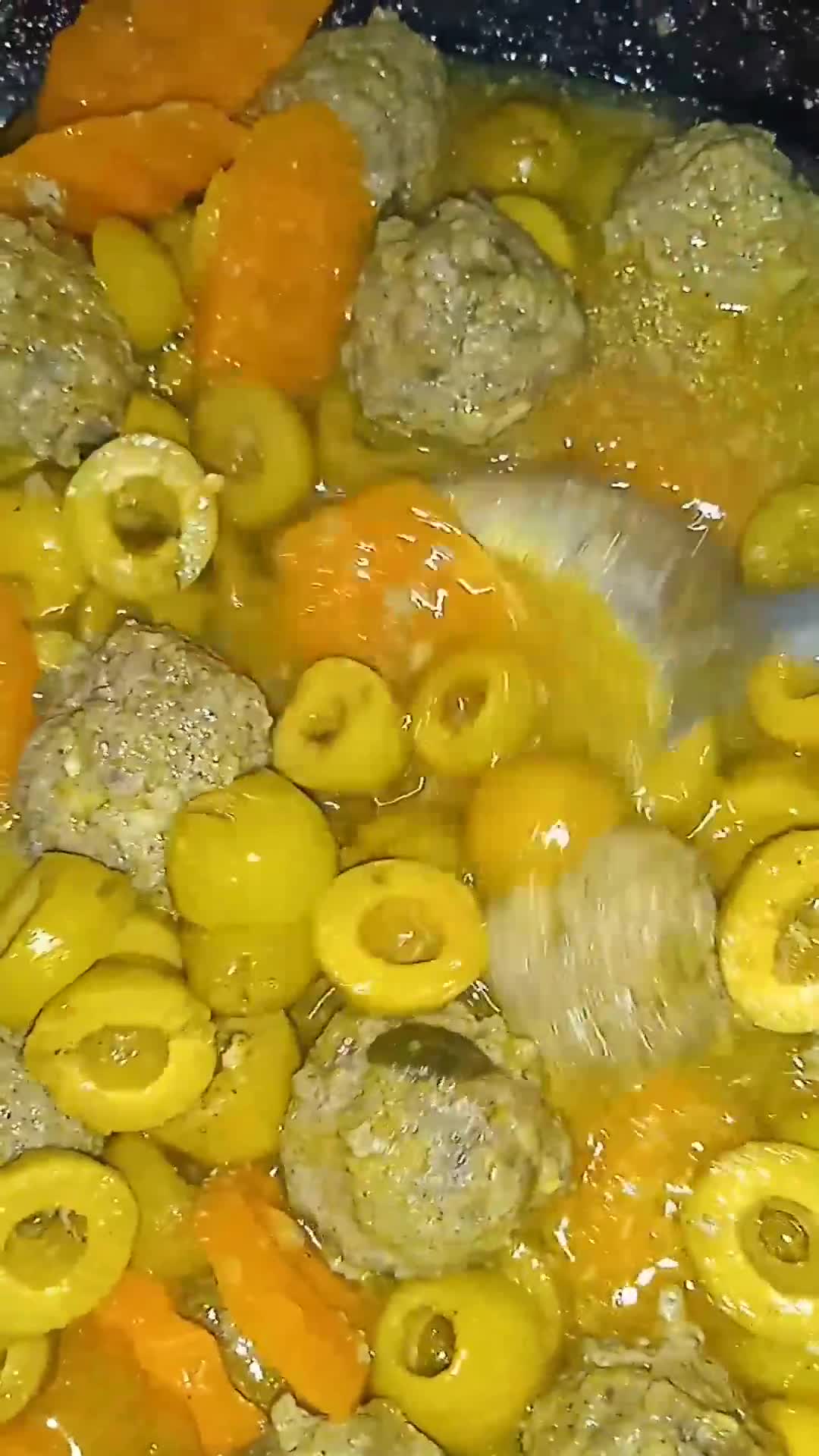 Une image de l'étape 4 de Tajine des olives vertes aux boulettes de viande hachée.