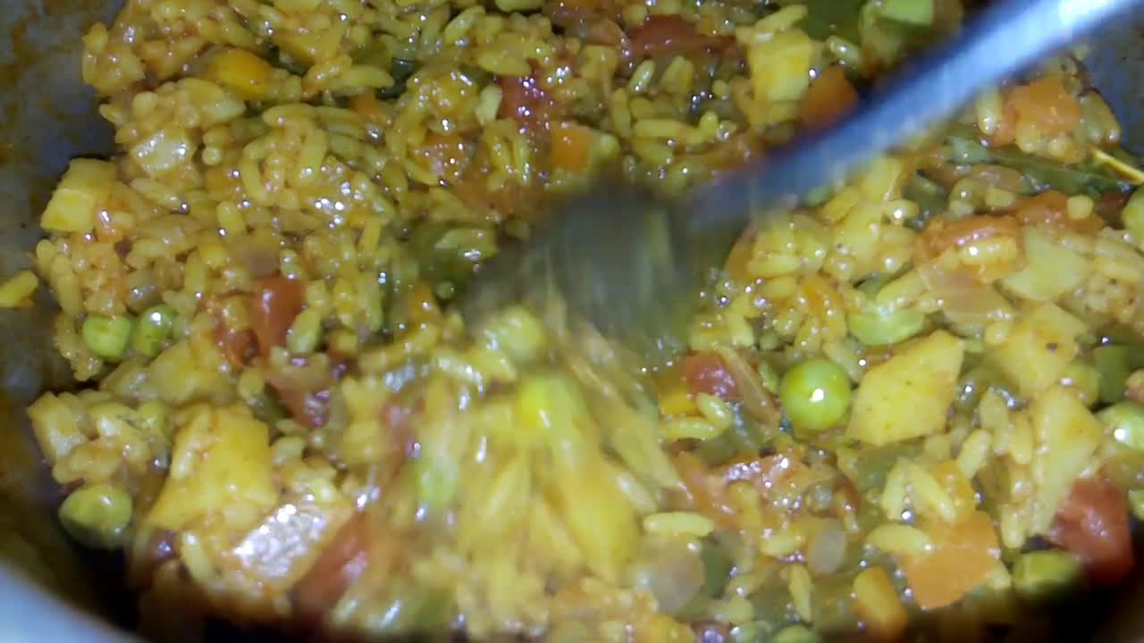 صورة لخطوة 5 من وصفة أرز بالخضار إكسبرس