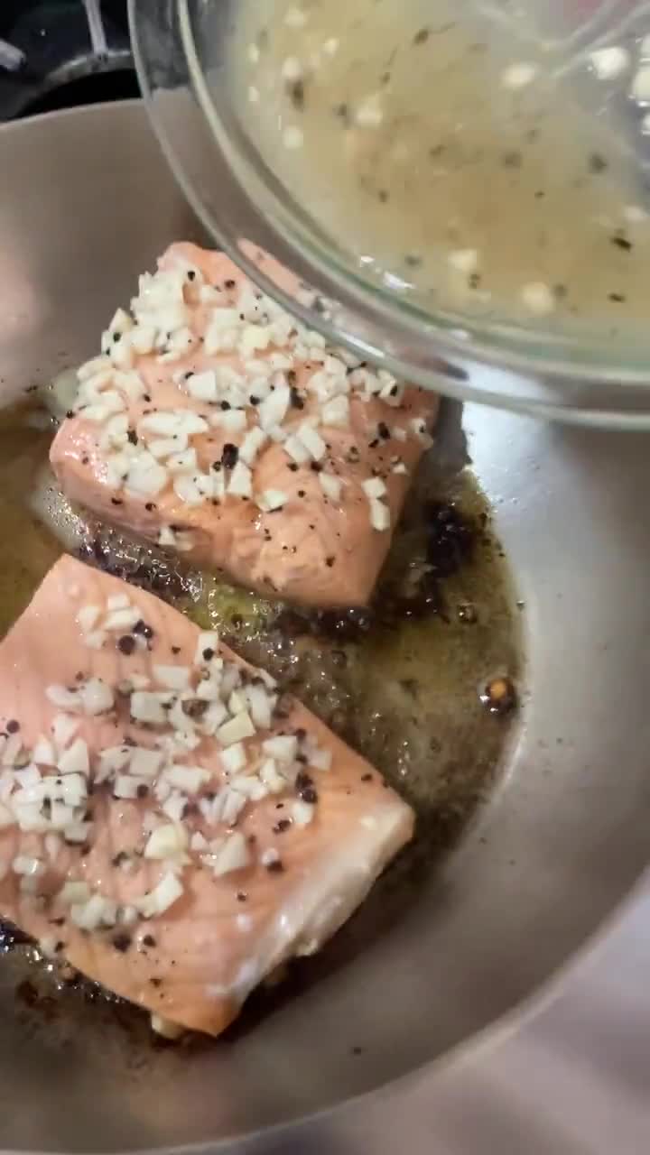 Foto del paso 5 de la receta: Sabor a mi: Salmón 🍣 con ajo