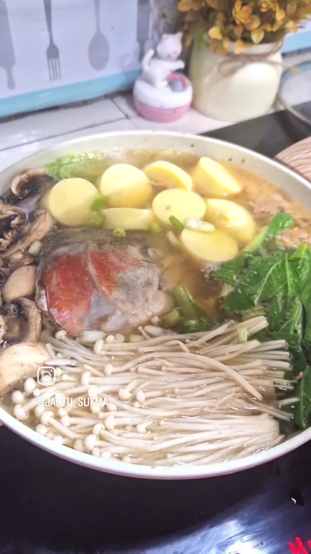 Foto langkah ke 4 dari resep Sup Miso Kepala Salmon.