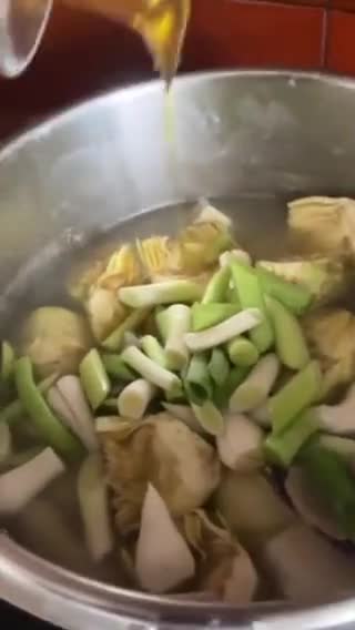 Foto del paso 7 de la receta: Sepia y gambones al ajillo, con alcachofas frescas y ajos tiernos!