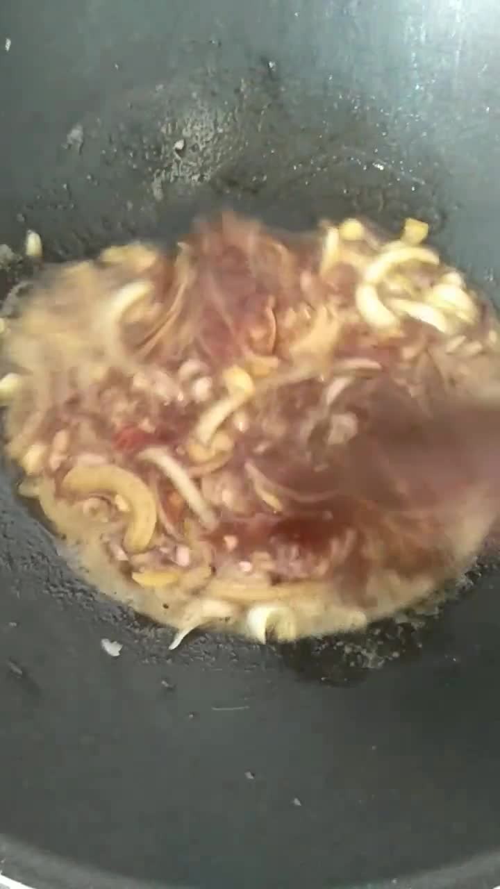 Foto langkah ke 2 dari resep Jamur Kecap Bawang Bombay.