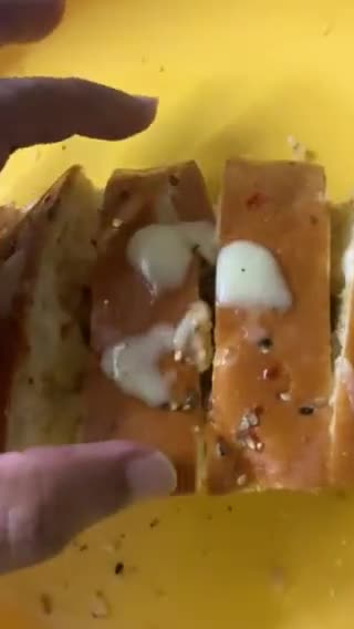 चीज़ गार्लिक ब्रेड (cheese garlic bread recipe in Hindi) रेसिपी चरण 2 फोटो