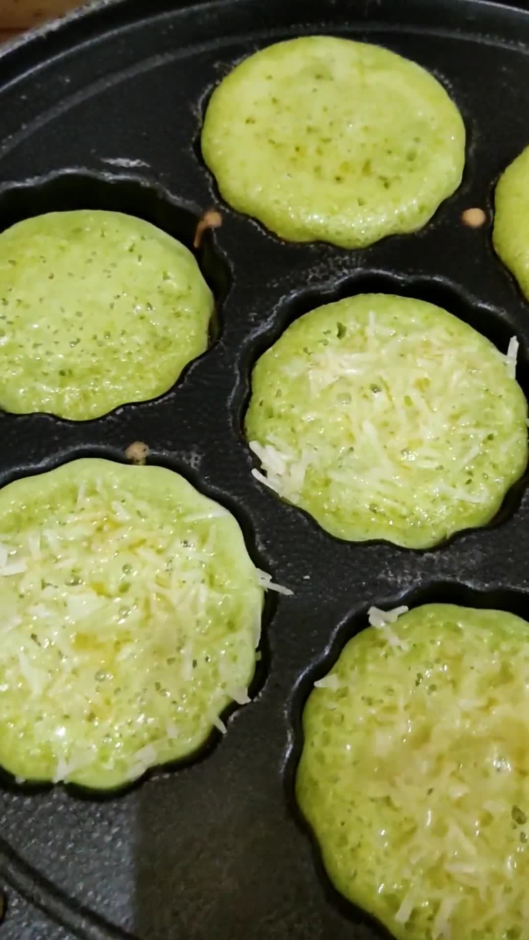 Foto langkah ke 10 dari resep Bika Ambon Pandan Anti Gagal.