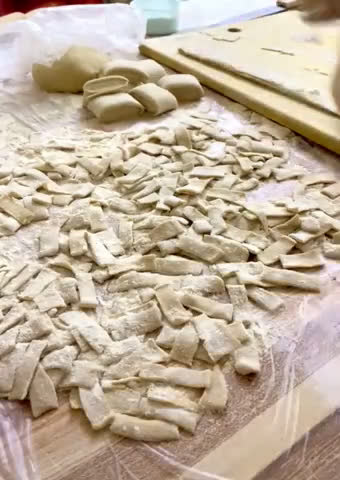 صورة لخطوة 4 من وصفة عجينة حراق اصبعه وطريقة تجفيفها وحفظها اكله سوريه مشهوره 🇸🇾