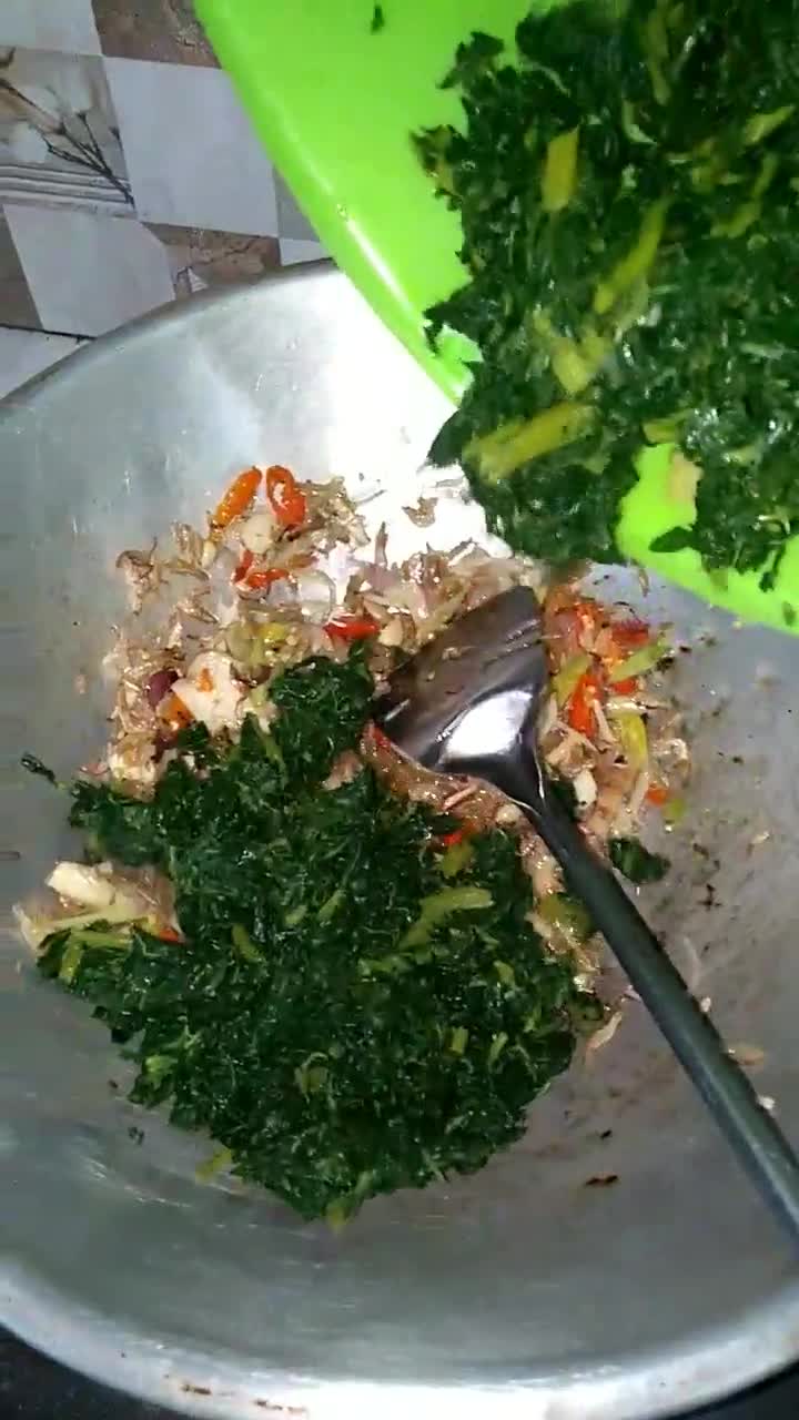Foto langkah ke 4 dari resep Tumis daun singkong dan daun pepaya.