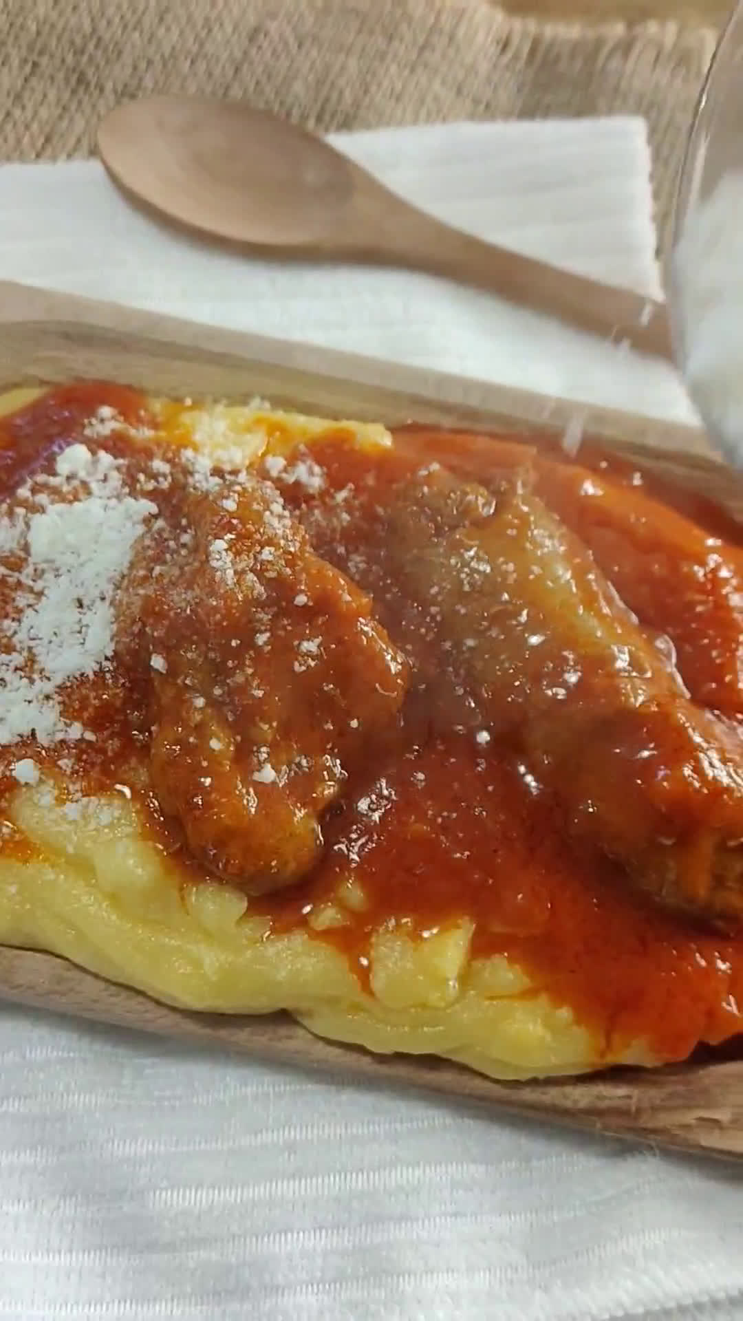 Foto del passaggio 3 della ricetta Polenta con sugo di spuntature e salsicce