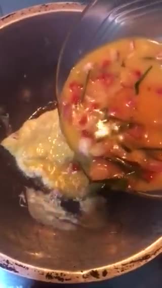 Foto langkah ke 3 dari resep Telur Dadar Daun Jeruk.