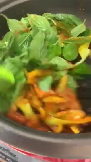 รูปขั้นตอนการทำที่ 3 ของ ผัดพริกแกงหมูใส่พริกหยวก