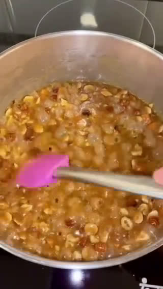 Foto del paso 3 de la receta: Pastel de yogur con cobertura de miel y frutos secos