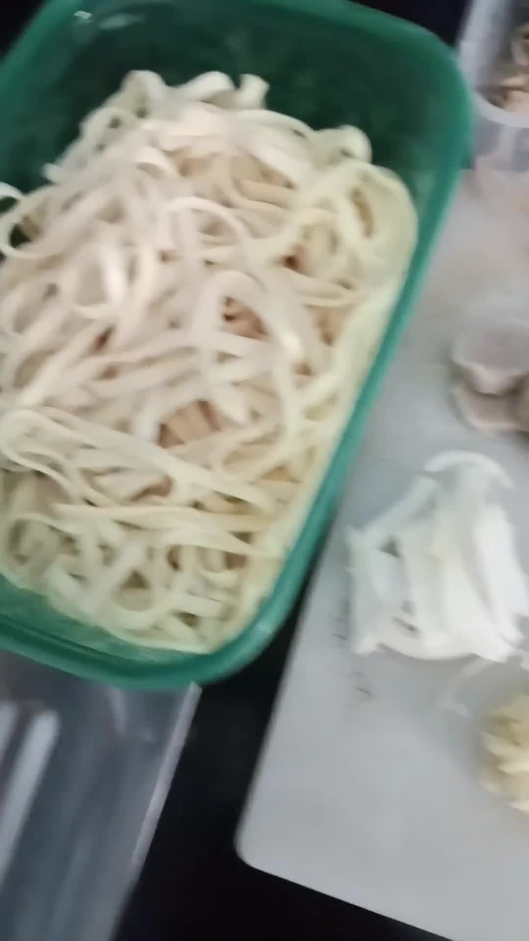 Foto langkah ke 1 dari resep Fettuccine Kwetiau Bakso ala Solaria.