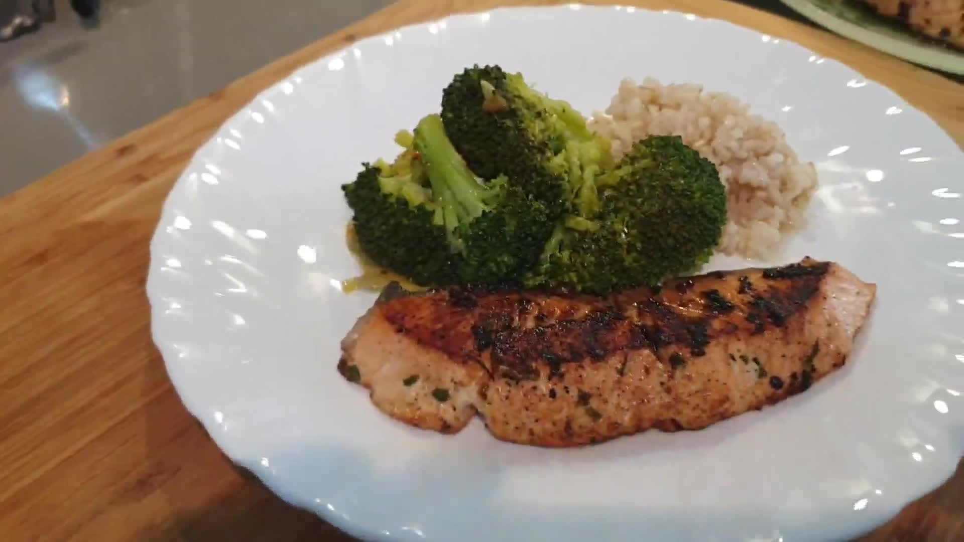 Foto del paso 4 de la receta: Salmón al curry con brócoli salteado