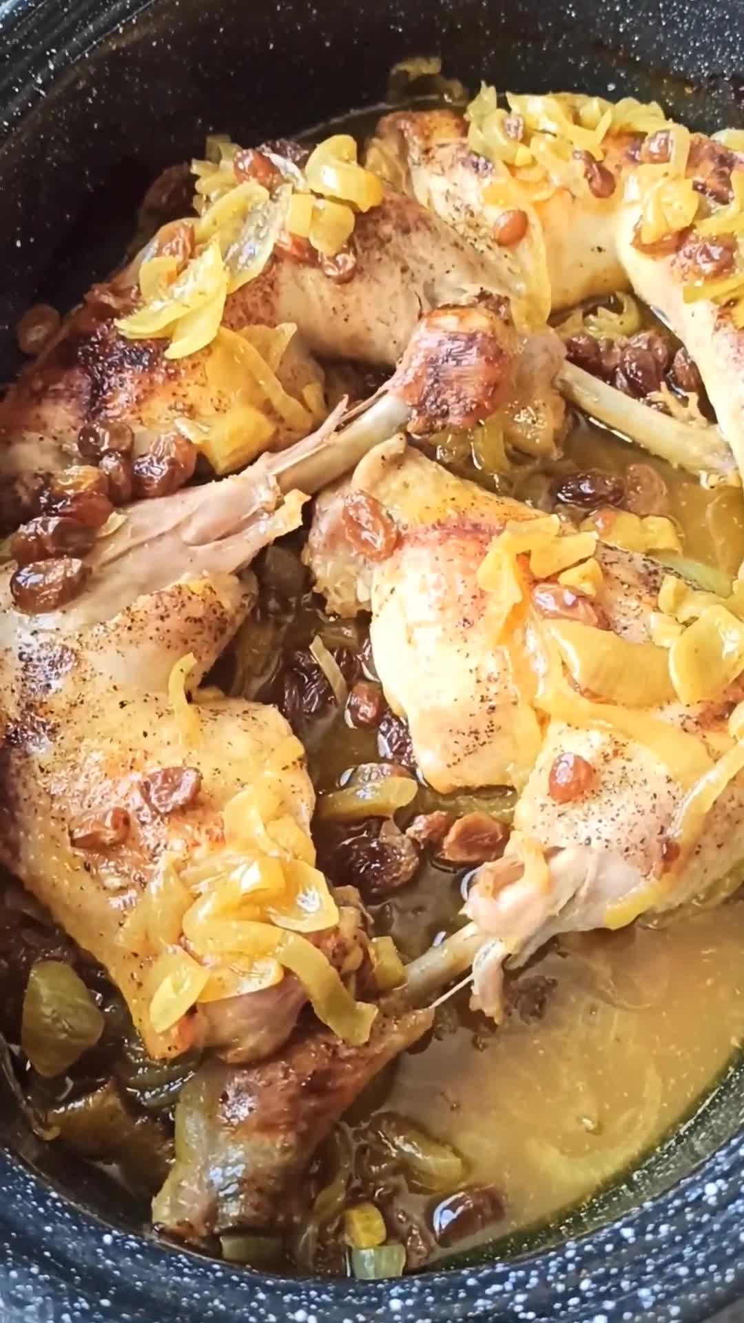 Une image de l'étape 2 de Tajine de poulet aux oignons et raisins secs.