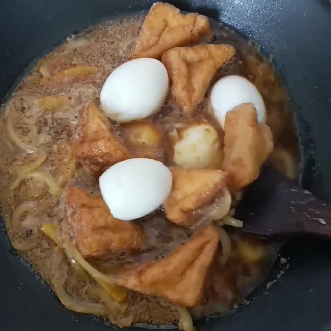 Foto langkah ke 4 dari resep Semur Telur Tahu Kentang.