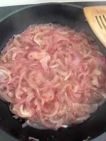 Foto del paso 4 de la receta: Cebolla morada caramelizada sin azúcar a fuego lento