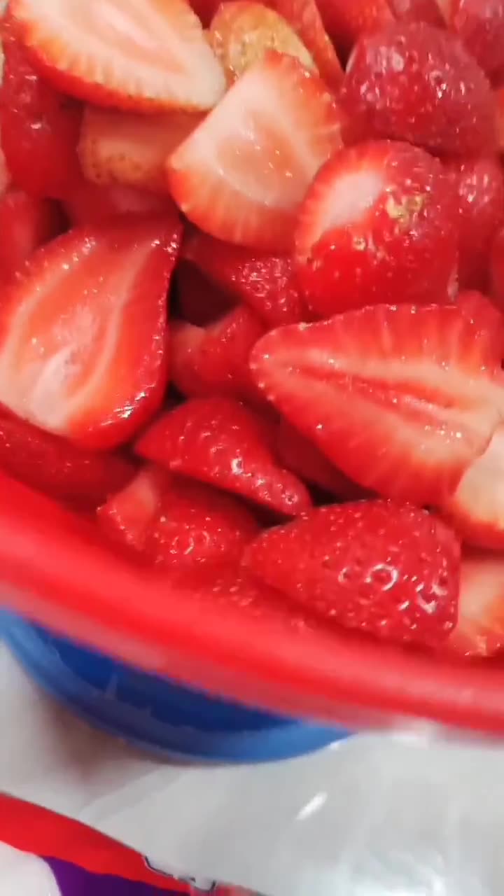 صورة لخطوة 1 من وصفة مربى الفراولة 🍓