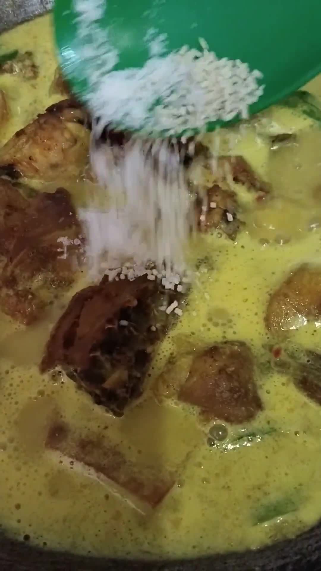 Gambar langkah 3 resipi Masak lemak ayam goreng.