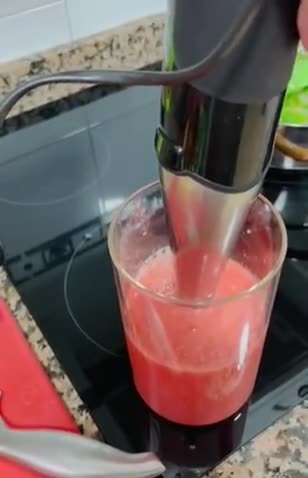 Foto del paso 3 de la receta: Sopa de tomate de mi abuela 👵🏻 🍅 🥖 🌿