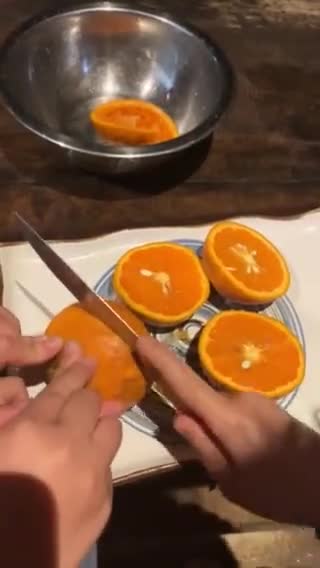 Hình bước làm 1 của món Vào bếp cùng con: nước cam vắt Măng Đen