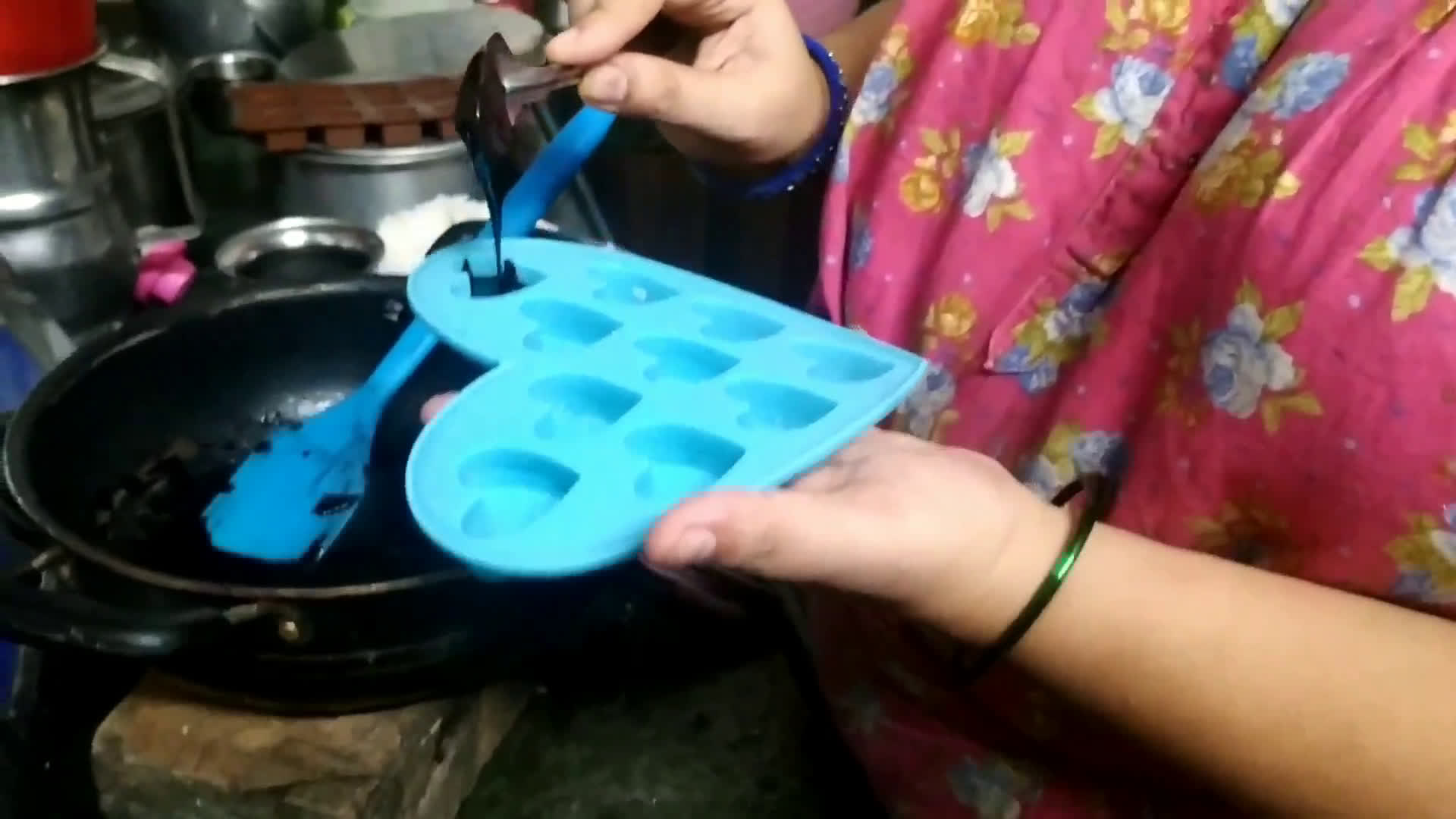 डार्क चॉकलेट विथ वॉलनट (dark chocolate with walnut recip ein marathi) रेसिपी स्टेप 3 फोटो 