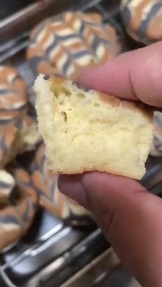 Foto langkah ke 5 dari resep Bolu Air Batik.