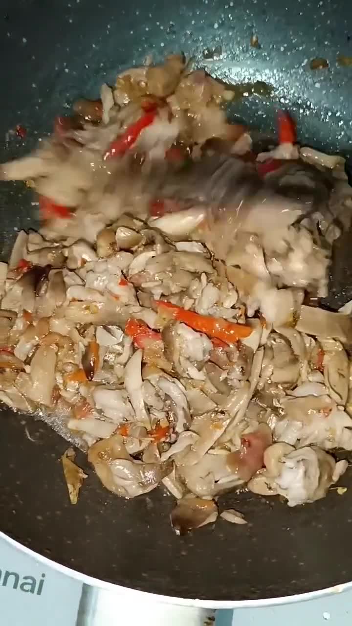 Foto langkah ke 3 dari resep Tumis jamur sawit.