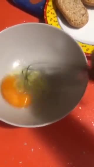 Foto del paso 3 de la receta: Huevo roto con tostadas de salmón