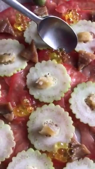 Foto del paso 8 de la receta: Carpaccio de tomate, alficoz, salazones y caviaroli