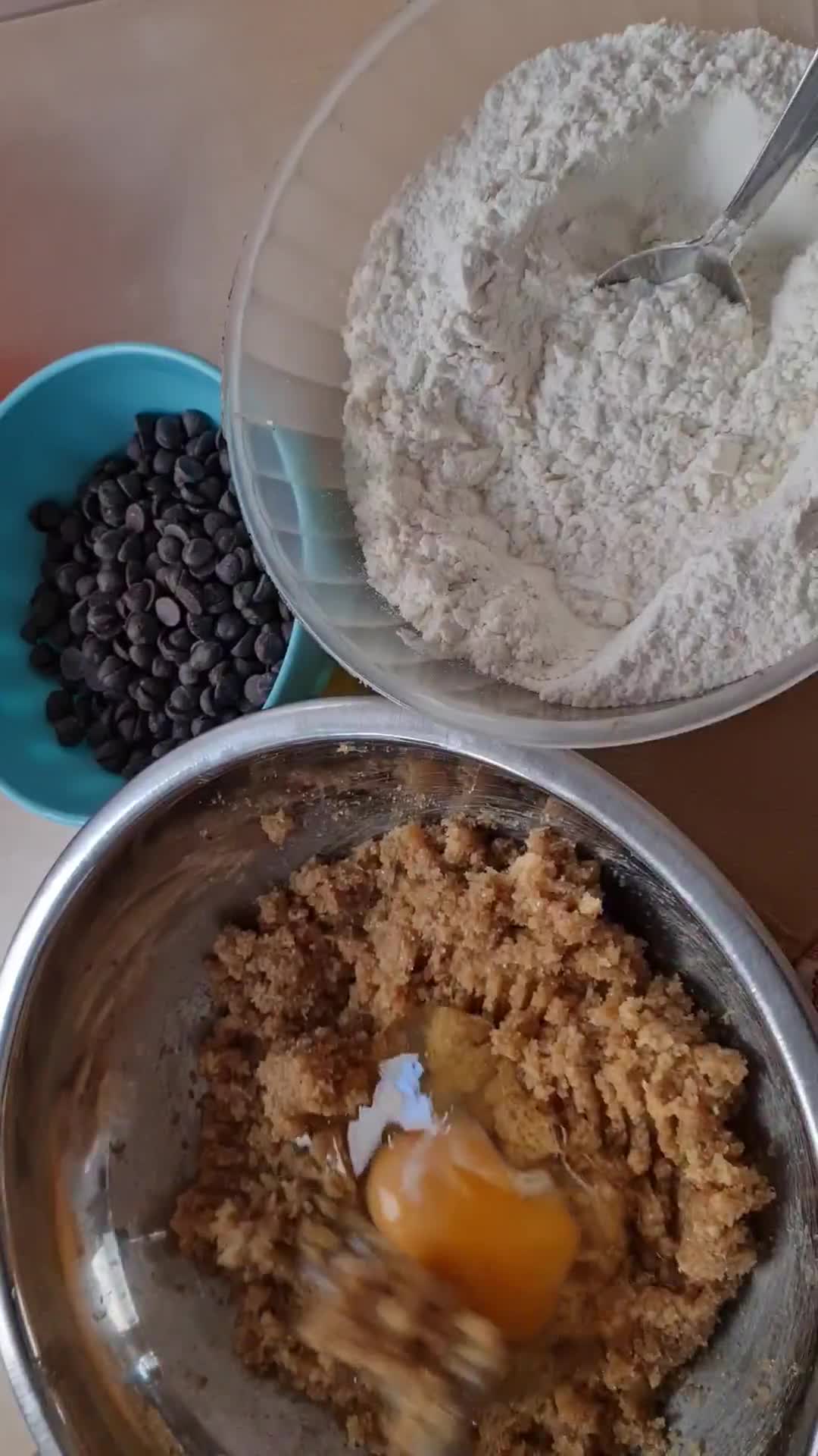 Foto del paso 1 de la receta: Cookies estilo americanas 🇺🇸 Galletas con chips de chocolate 🍪