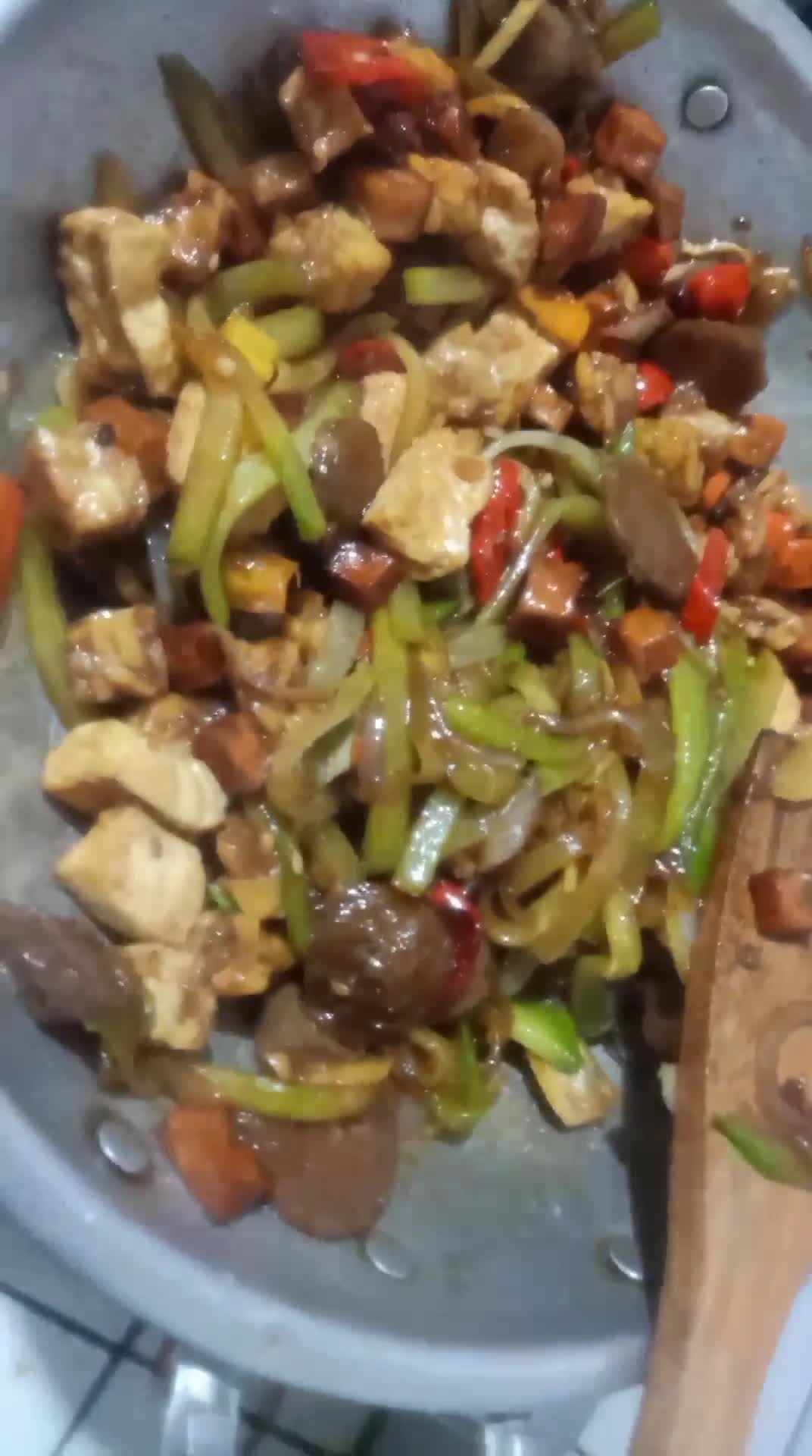 Foto langkah ke 3 dari resep Tumis Manisa,pentol,tempe,tahu pedas manis.
