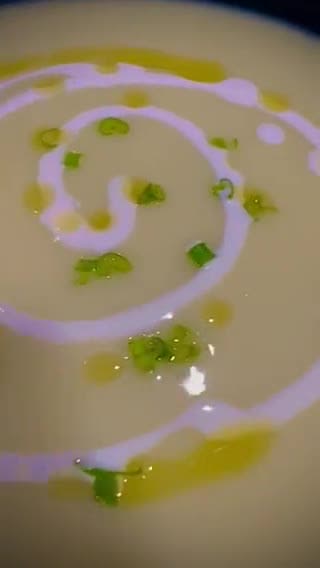 Foto del paso 6 de la receta: Cena saludable: Crema de calabacín con queso fresco, aceite y cebolleta