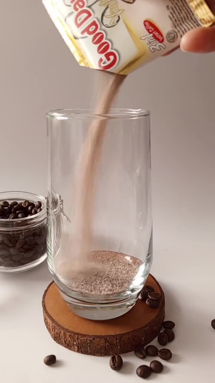 Foto langkah ke 2 dari resep Iced Vanilla Latte.