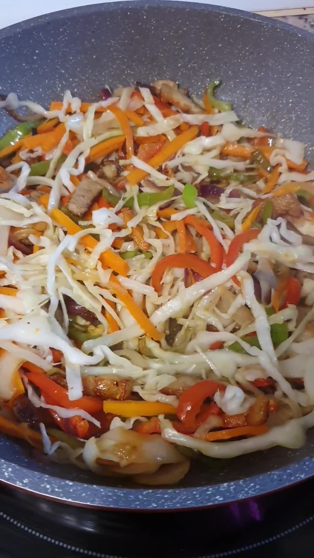 Foto del paso 2 de la receta: Fideos con panceta frita en salsa de cacahuete